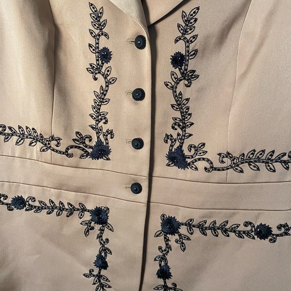 NWT Beautiful Kasper Tan Embroidered Bedazzled Women's Suit Jacket Blazer - Picture 2 of 9
